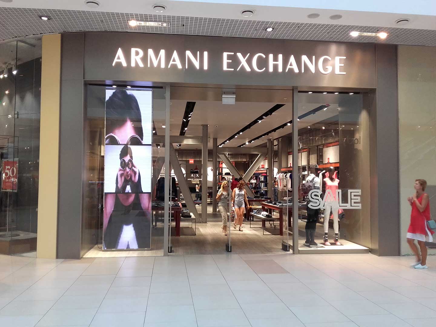 Armani Exchange витрина